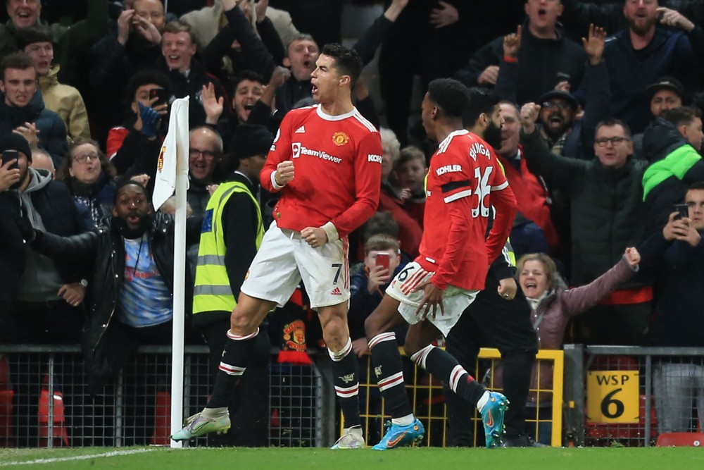 Striker Manchester United Cristiano Ronaldo (kiri) melakukan selebrasi setelah mencetak gol  dalam pertandingan sepak bola Liga Inggris antara Manchester United dan Tottenham Hotspur. (AFP)